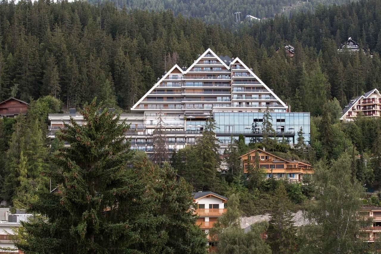 Crans Ambassador Hotel Bagian luar foto